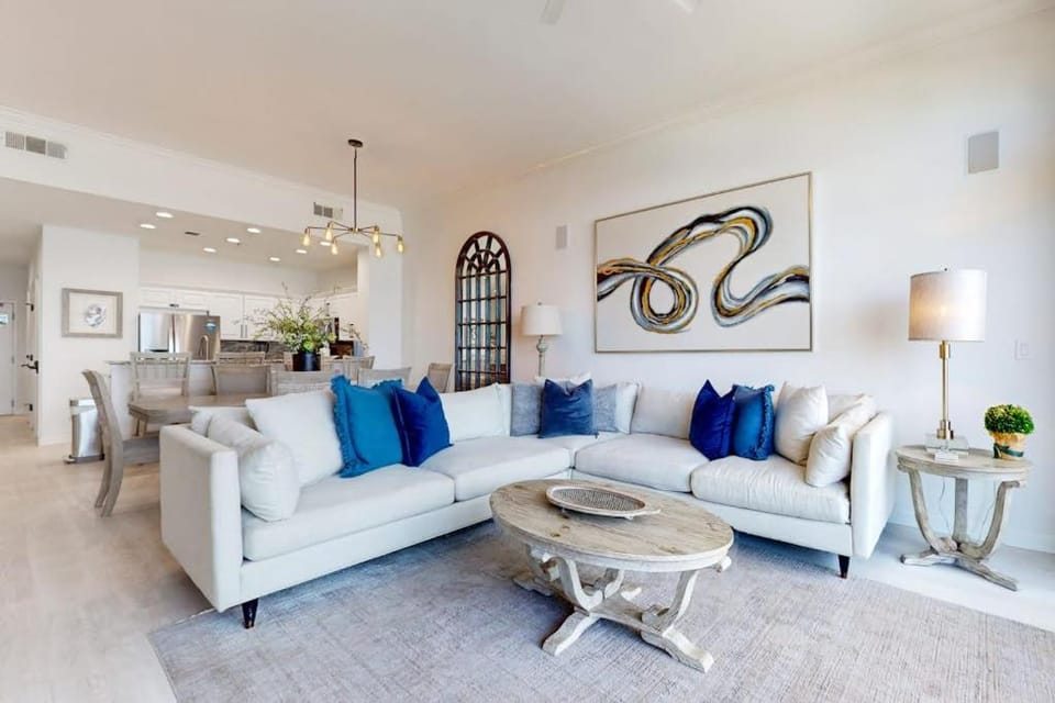 Ocean-View Penthouse on Beach w Balcony AC & Internet Shared Pools & Gym House in Destin