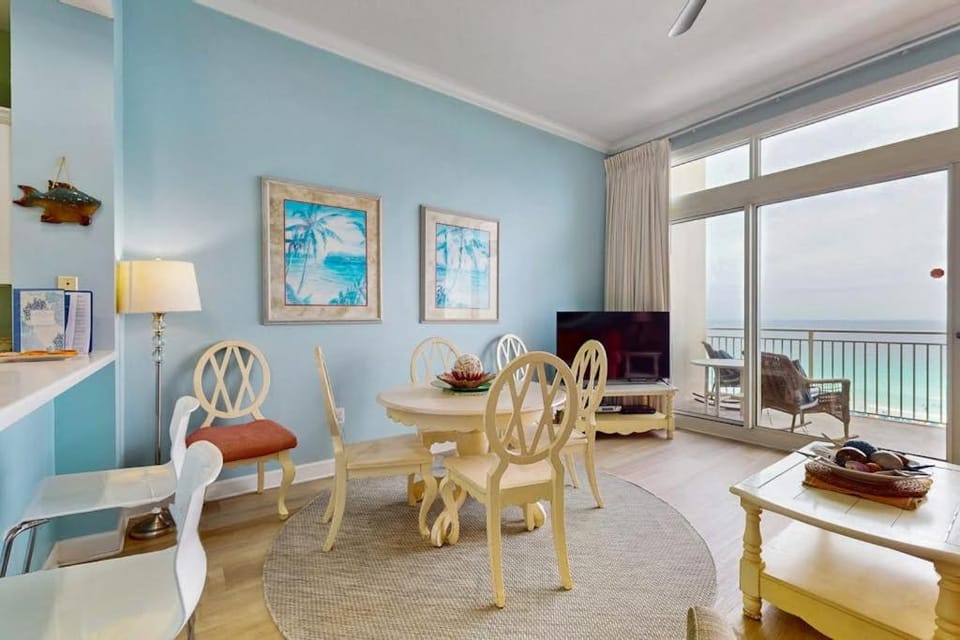 Gulf front penthouse w shared pools snack shack community grill & more House in Destin