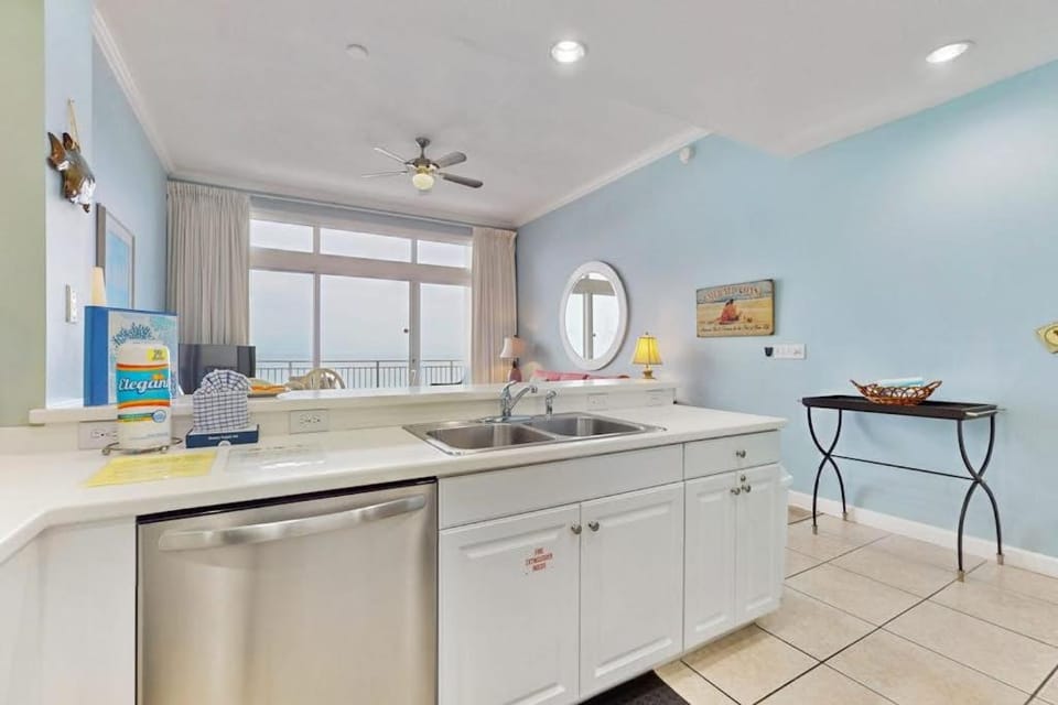 Gulf front penthouse w shared pools snack shack community grill & more House in Destin
