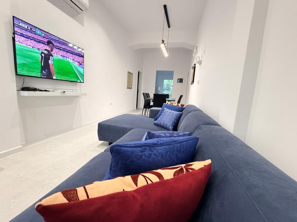 Communal lounge/ TV room, TV and multimedia, Living room, Seating area, Evening entertainment