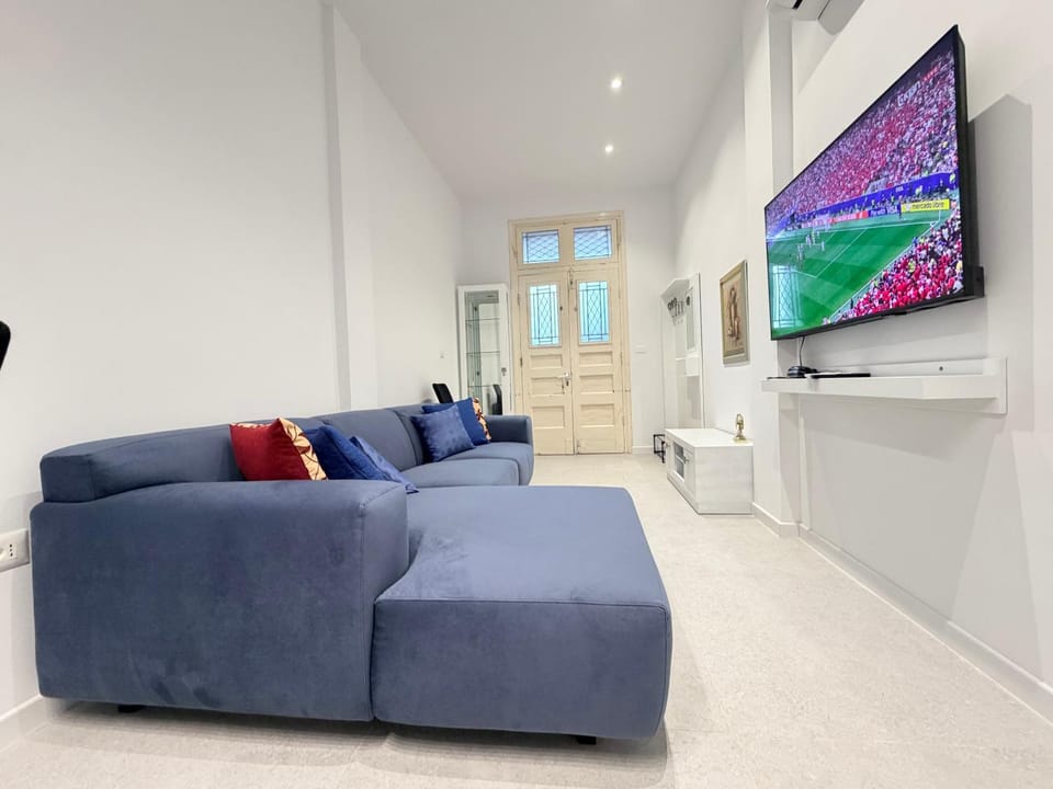 Communal lounge/ TV room, TV and multimedia, Living room, Seating area, Evening entertainment