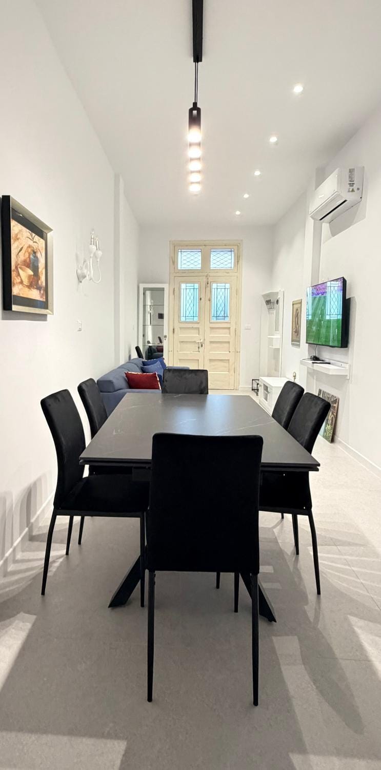 TV and multimedia, Living room, Seating area, Dining area, air conditioner