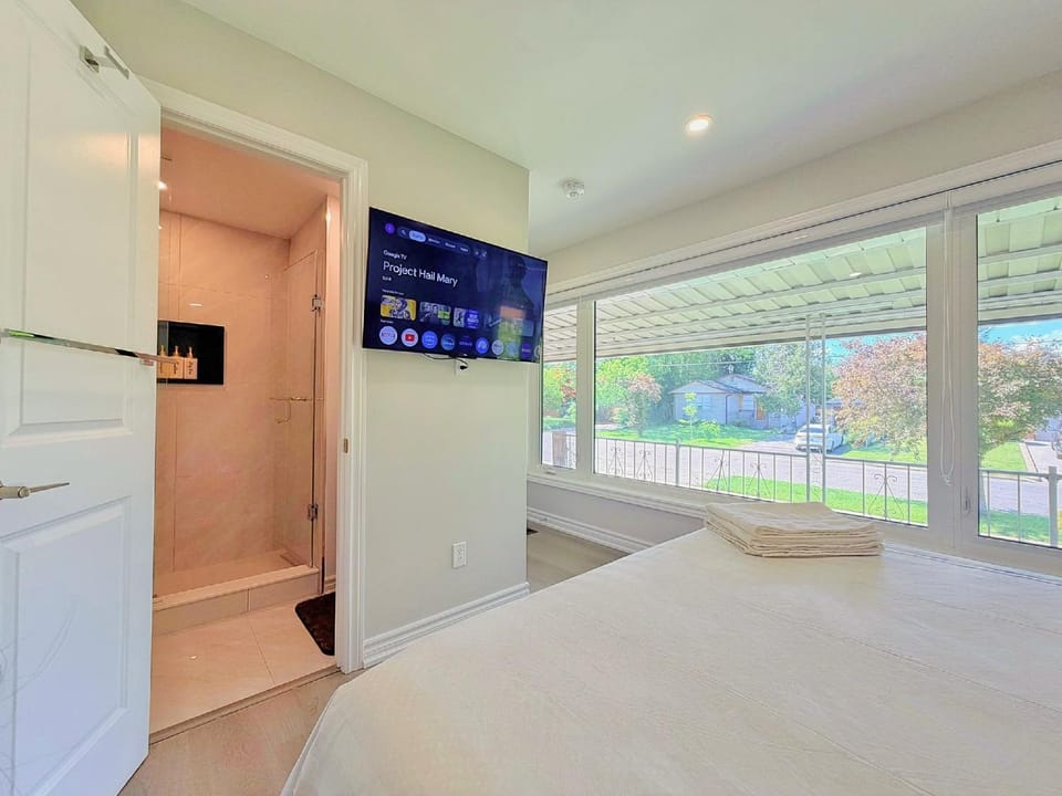 Bed, TV and multimedia, Photo of the whole room, Bedroom