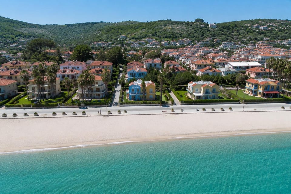 Property building, Day, Natural landscape, Bird's eye view, Beach, Mountain view, Sea view