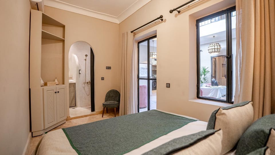 Shower, Toilet, Bed, Bathroom, Bedroom, Breakfast, Location, towels, air conditioner
