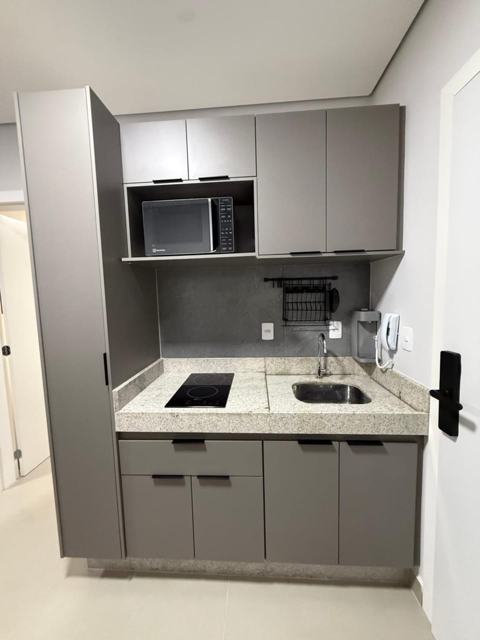 Coffee/tea facilities, Kitchen or kitchenette, stove