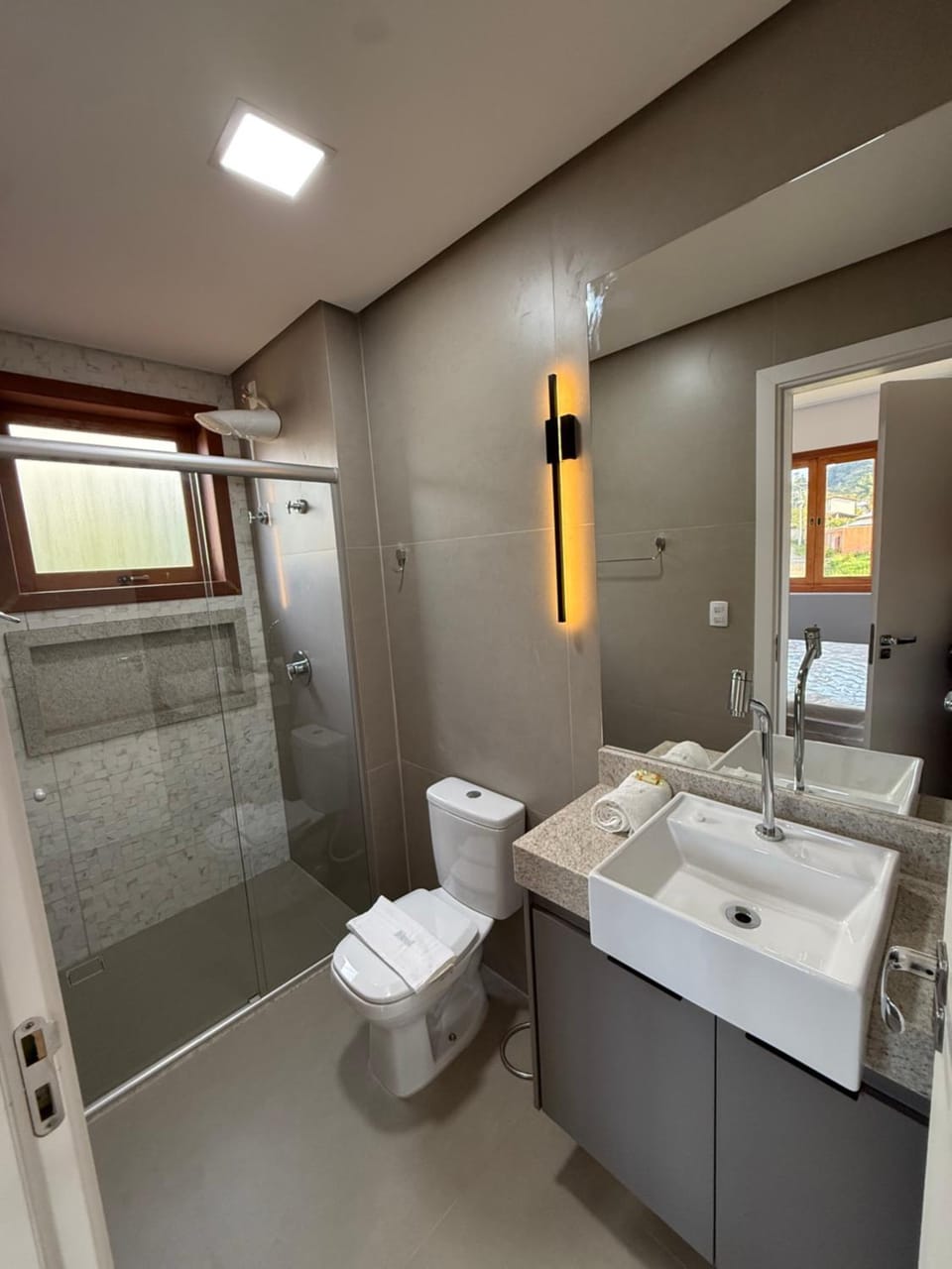 Shower, Toilet, Bathroom, towels