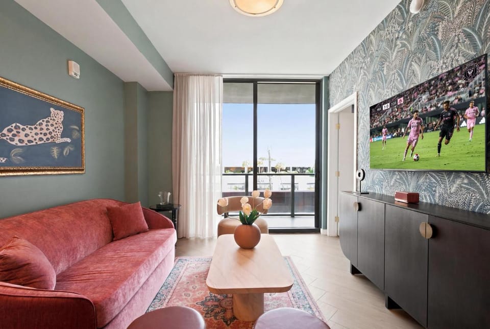 Walk to Wynwood Walls 1BR plus Den 2 Baths Apartment in Miami