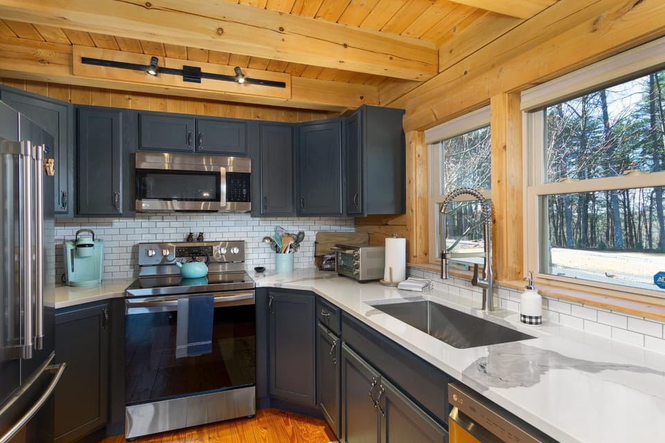 Sunny Rise Cabin | Hot Tub, Pet Friendly, Fire Pit & Views! Cabin in Lake Lure