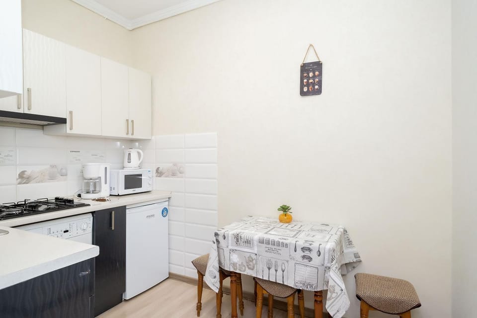 Coffee/tea facilities, Kitchen or kitchenette, Dining area, microwave, stove