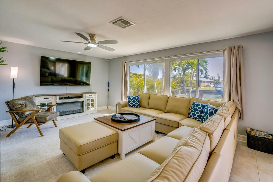 Boat Dock, Heated Pool! Waterfront Punta Gorda Gem House in Punta Gorda