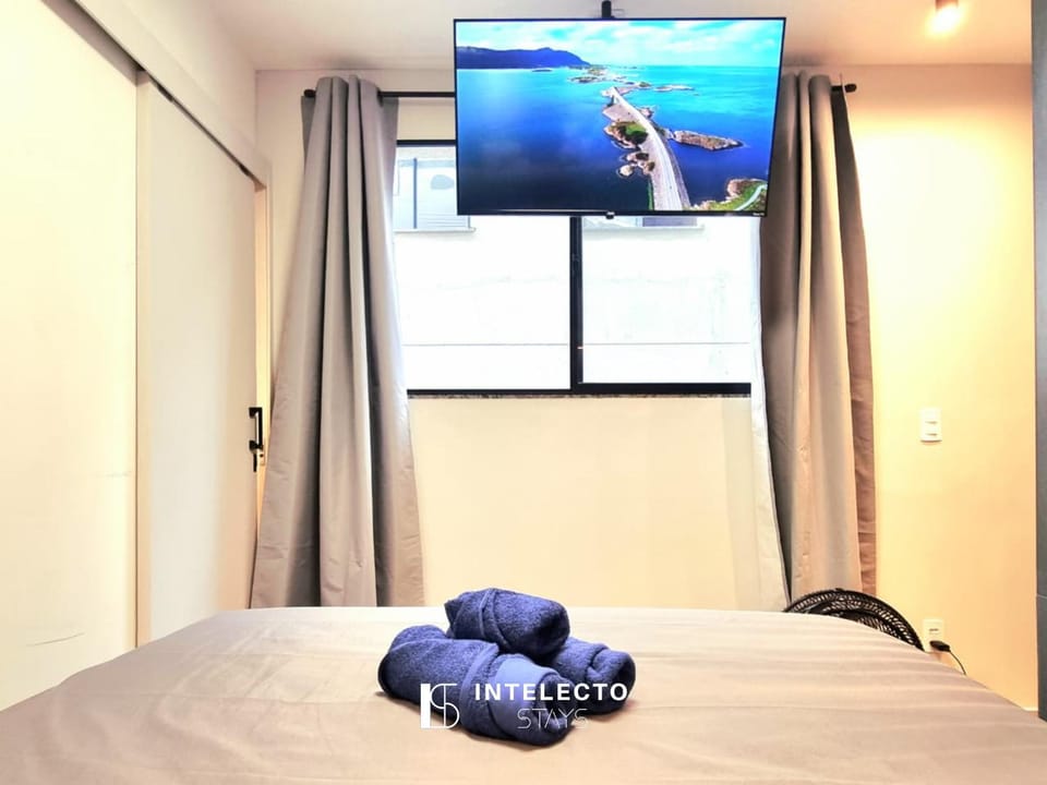 Bed, TV and multimedia, Photo of the whole room, Bedroom, towels