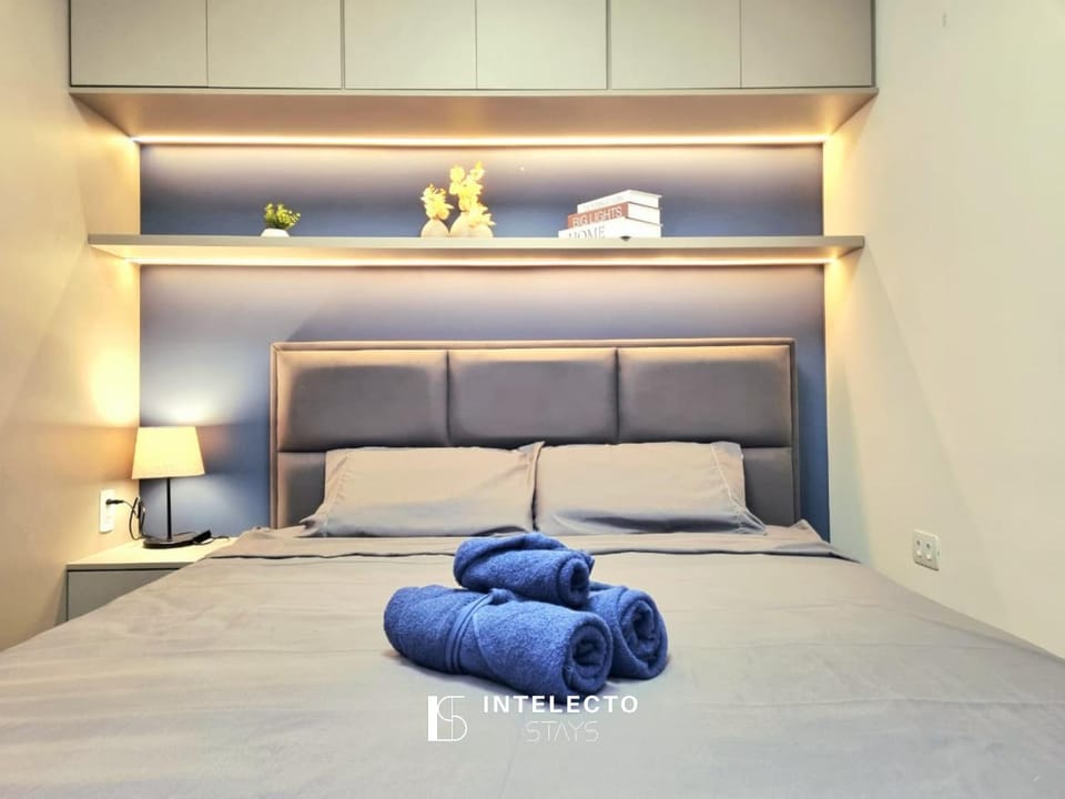 Bed, Photo of the whole room, Bedroom, towels