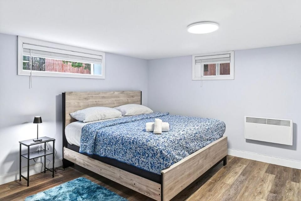 Spacious 5BR Home 2 Kitchens Sleeps 10 Near UNB House in Fredericton