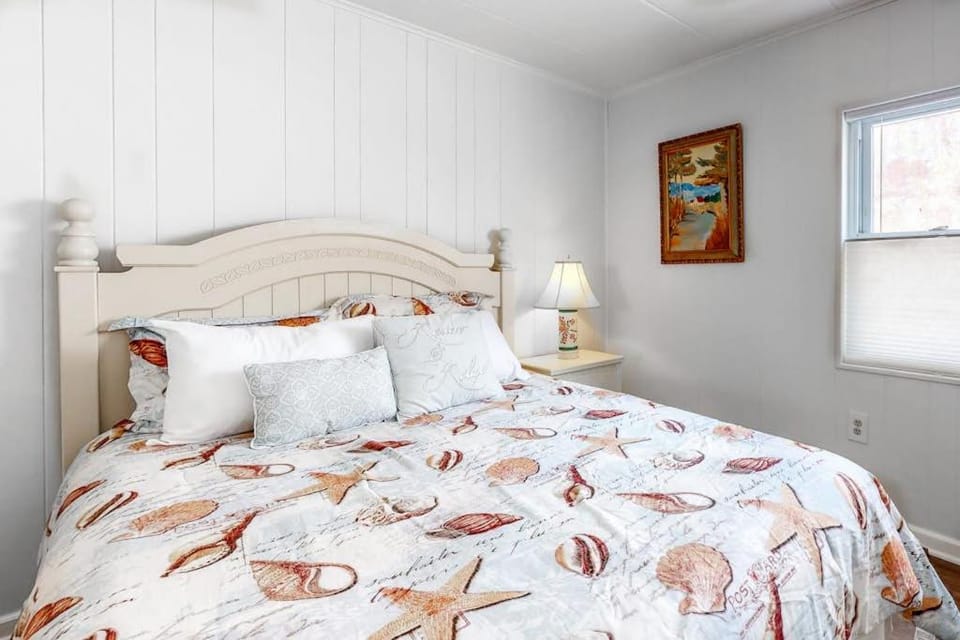 3rd-floor condo near the beach with balcony partial ocean views & central AC House in Ocean City
