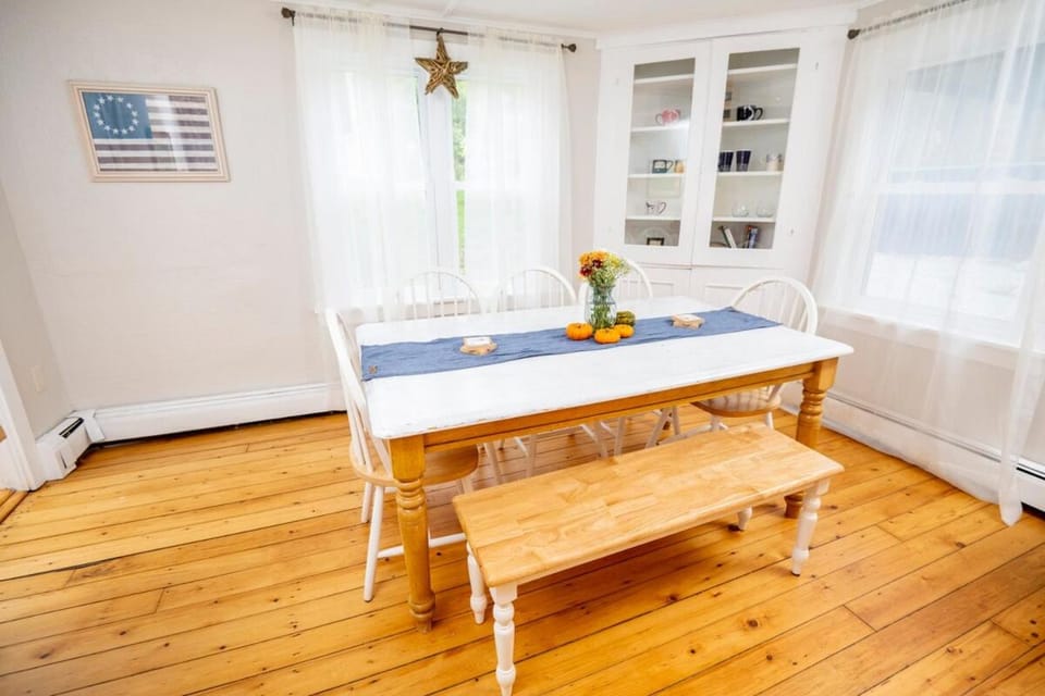 Cute, Renovated Home on River, Walk to Downtown House in Brandon