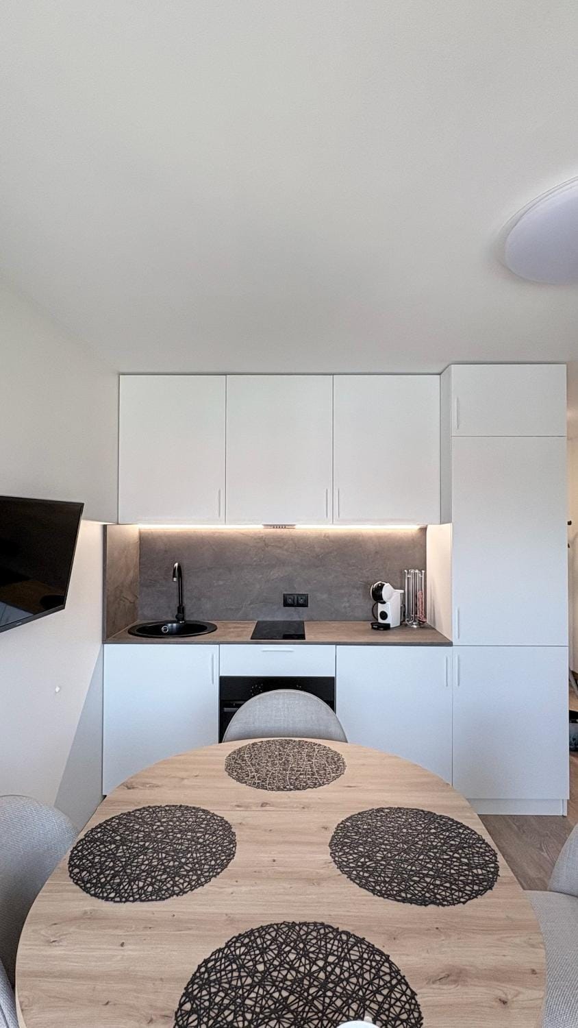 Kitchen or kitchenette, Dining area