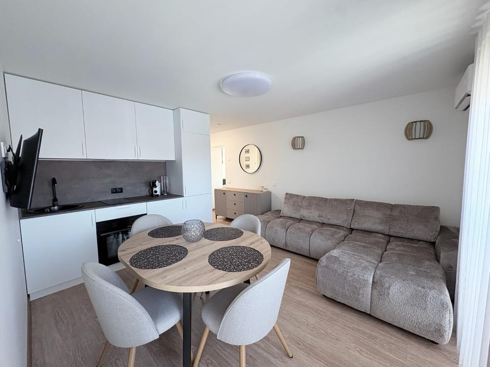 TV and multimedia, Kitchen or kitchenette, Living room, Seating area, Dining area