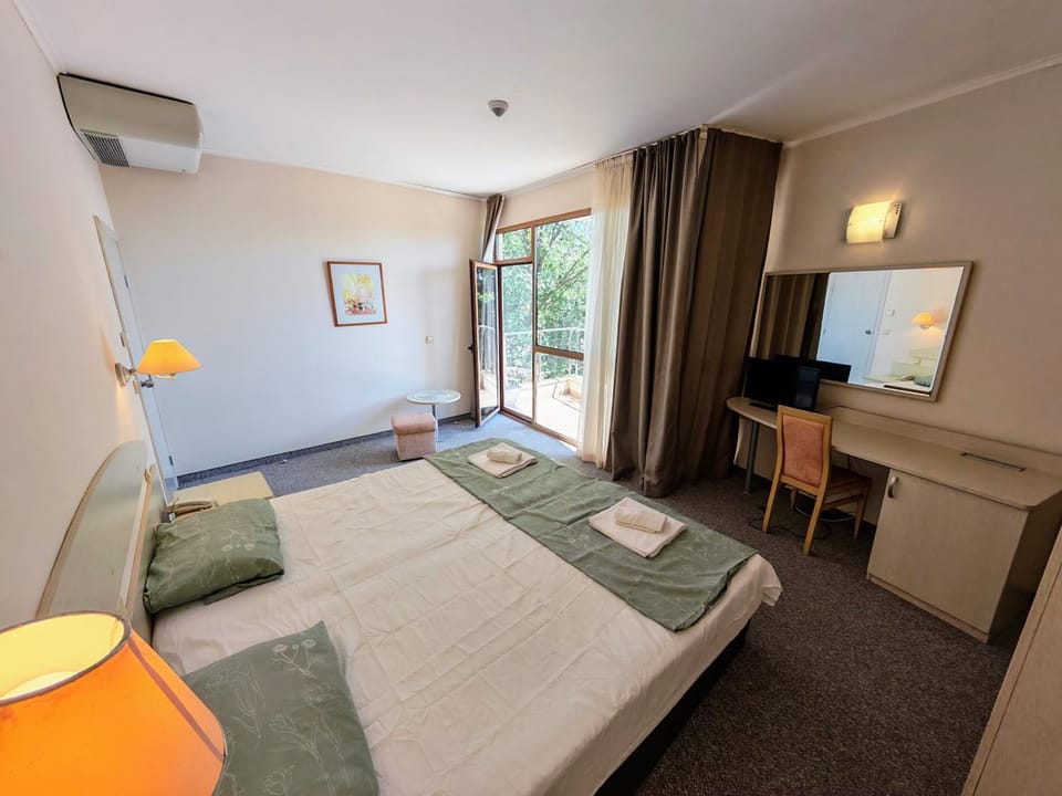 Bed, TV and multimedia, Seating area, Bedroom, towels, air conditioner