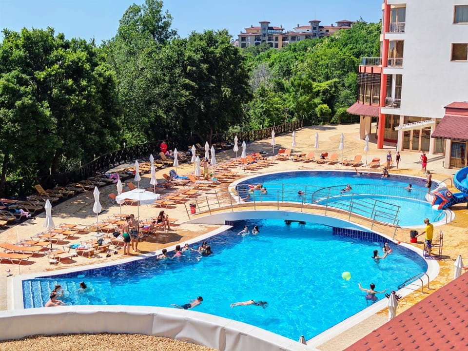 Property building, Day, Natural landscape, Swimming pool, sunbed