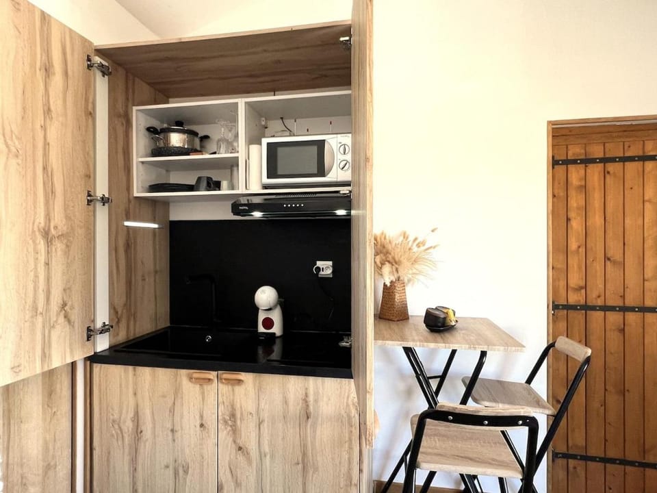 Dining area, kitchen