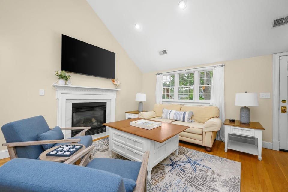 Charming Hyannis Port Retreat Near Covell's Beach House in West Hyannisport