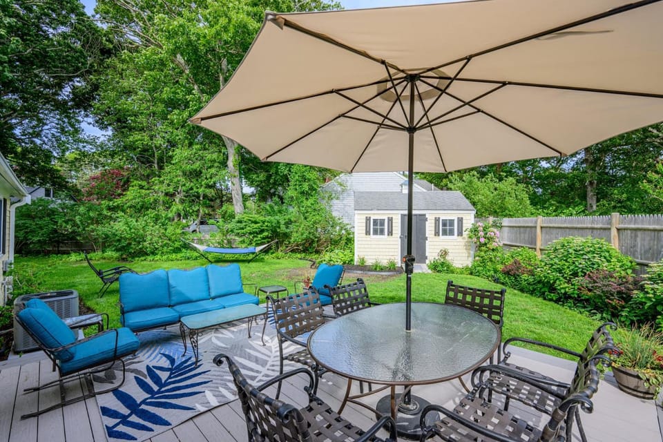 Charming Hyannis Port Retreat Near Covell's Beach House in West Hyannisport