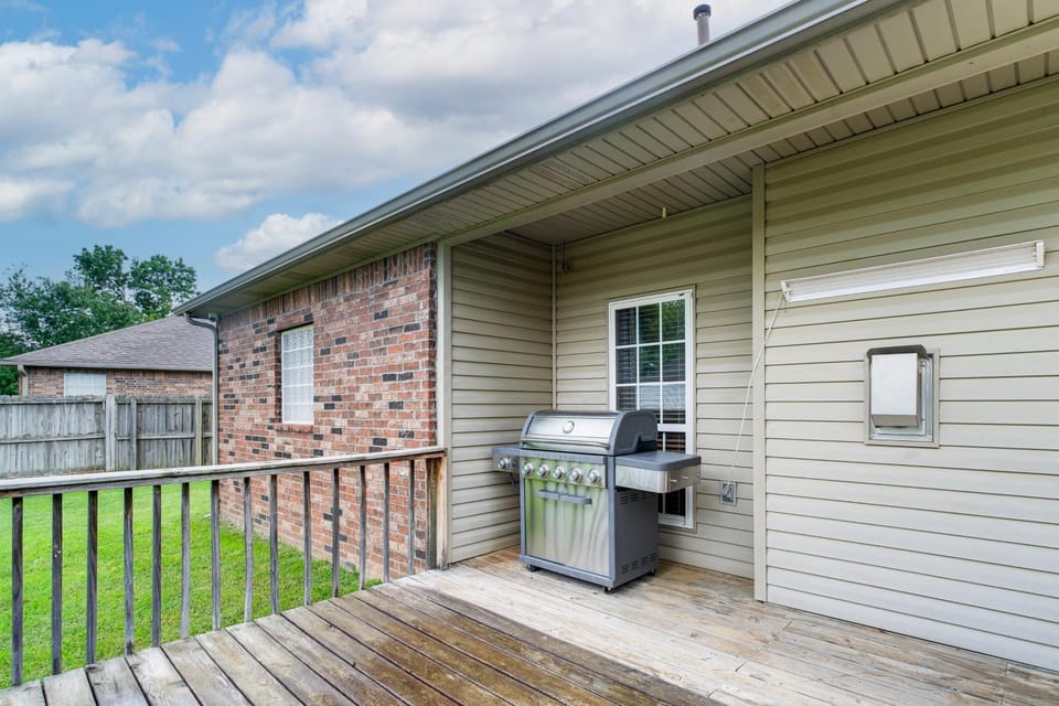 5 Mi to Coler MTB Preserve! Family Home w/ Yard House in Rogers
