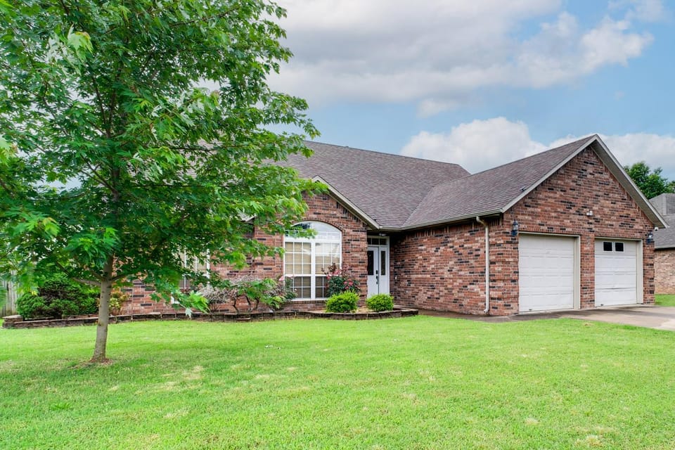 5 Mi to Coler MTB Preserve! Family Home w/ Yard House in Rogers