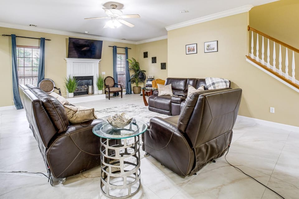 5 Mi to Coler MTB Preserve! Family Home w/ Yard House in Rogers