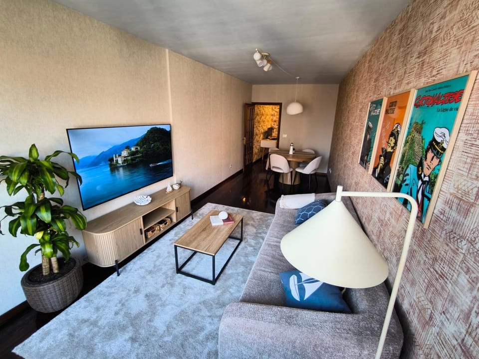 Communal lounge/ TV room, TV and multimedia, Living room, Photo of the whole room, Dining area