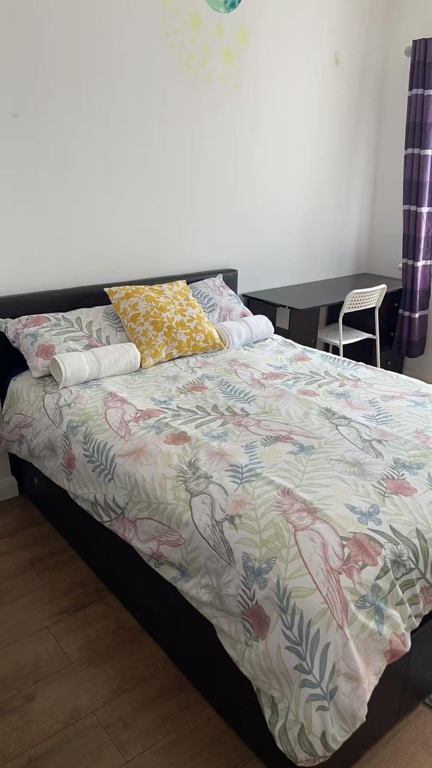Spacious double room , Room 4 , fast WiFi ,2 room shared toilet Vacation rental in Cardiff