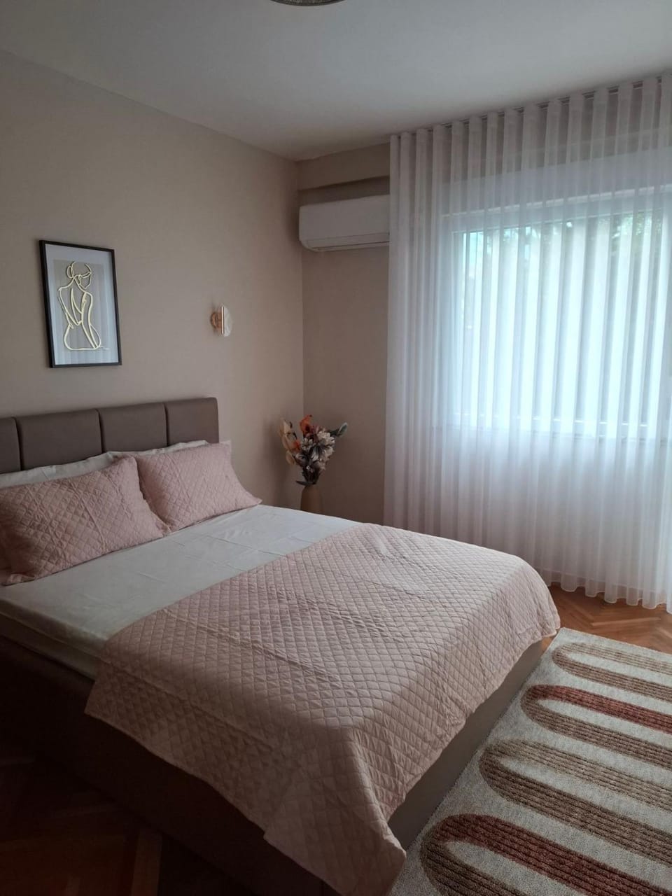 Photo of the whole room, Bedroom, air conditioner