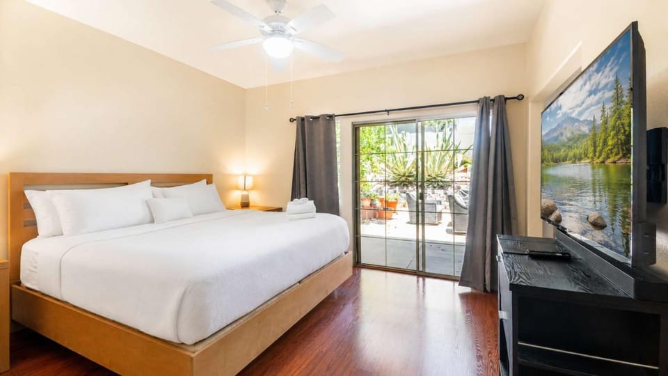 Bed, TV and multimedia, Bedroom
