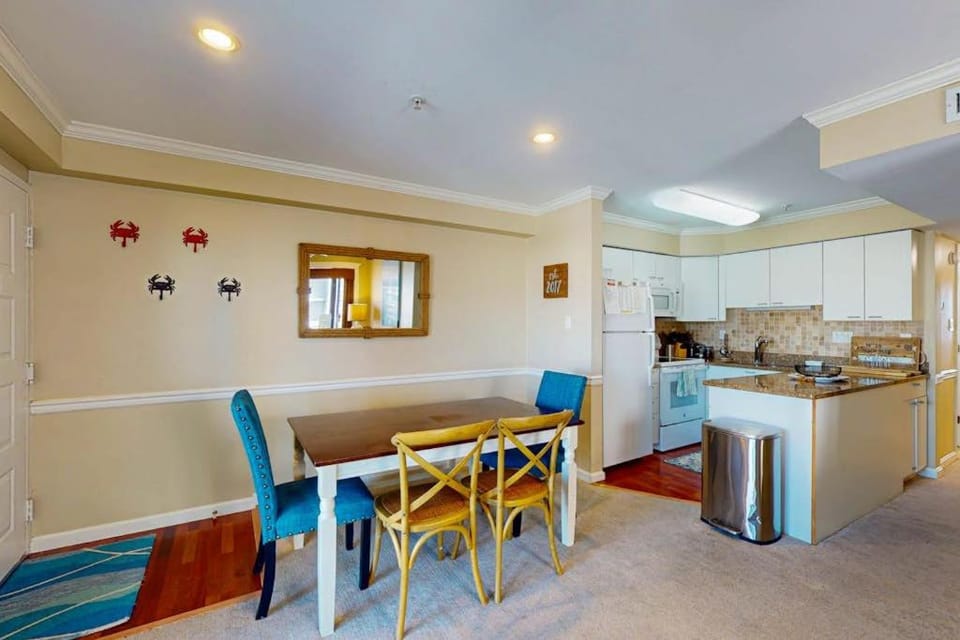 Sunny condo with balconies full kitchen AC & Wifi & just steps to the beach House in Ocean City
