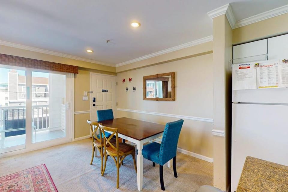 Sunny condo with balconies full kitchen AC & Wifi & just steps to the beach House in Ocean City