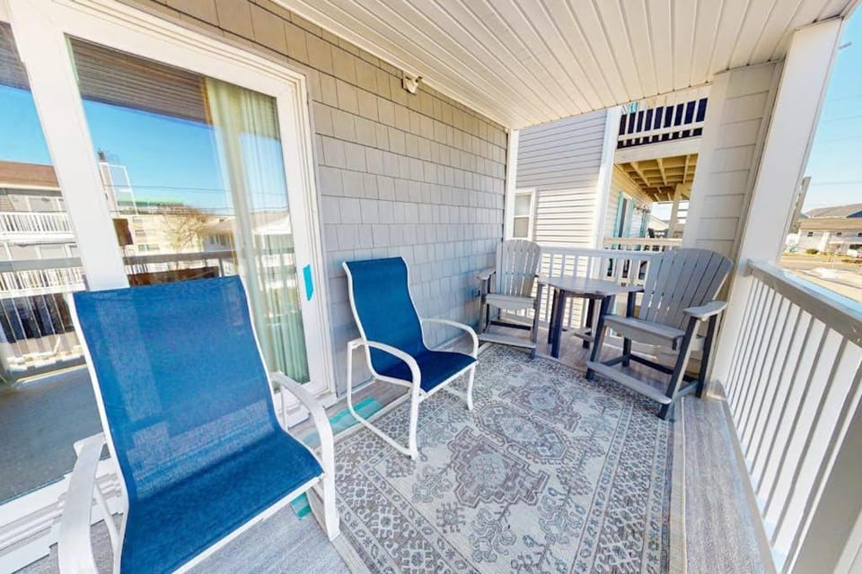 Sunny condo with balconies full kitchen AC & Wifi & just steps to the beach House in Ocean City