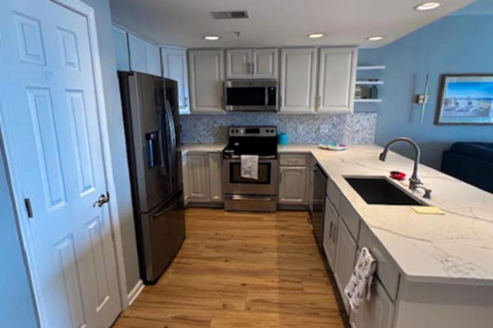 Stunning waterfront condo with bay views outdoor pool and private balcony House in Ocean City