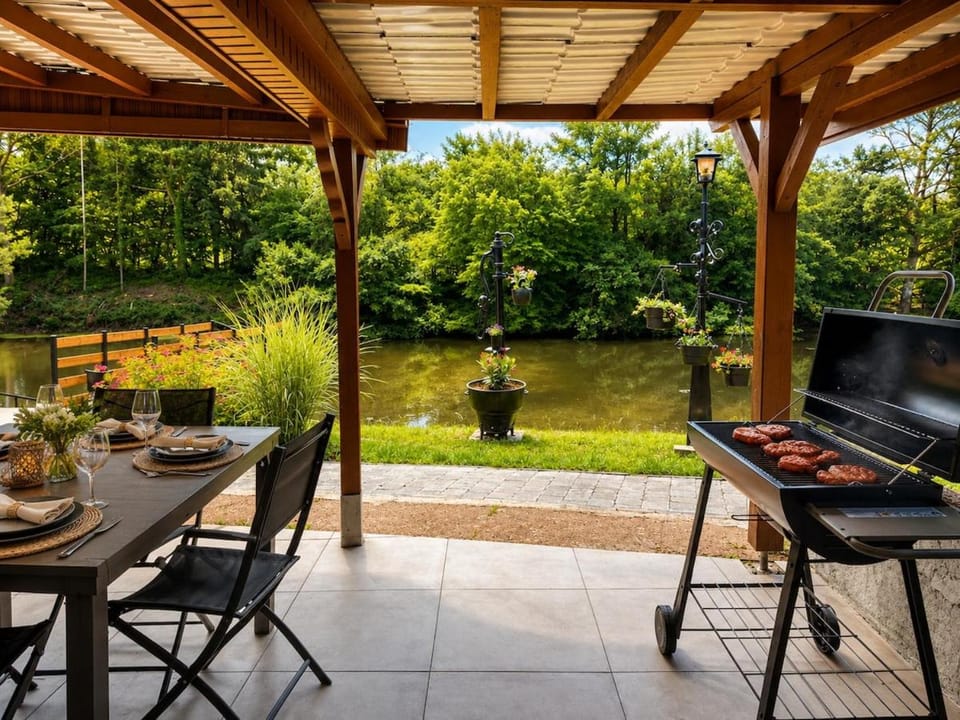 BBQ facilities, Dining area, Lake view