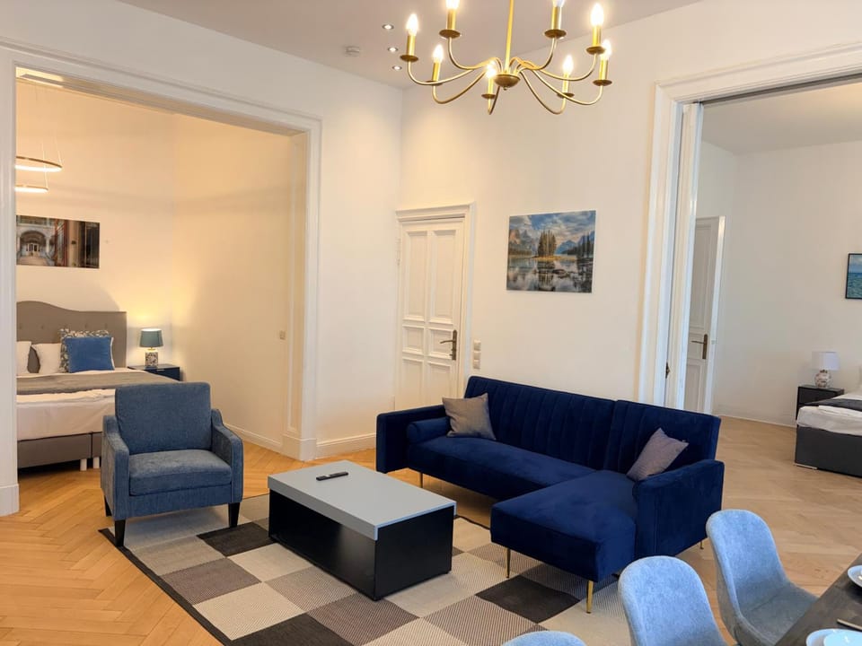 Bed, Living room, Photo of the whole room, Seating area, Bedroom