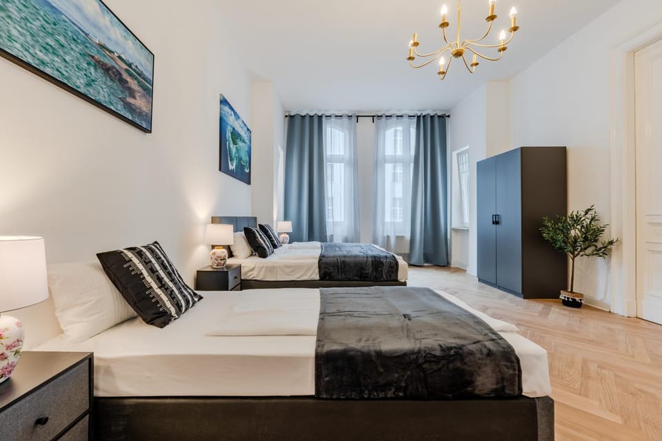 Bed, Photo of the whole room, Seating area, Bedroom