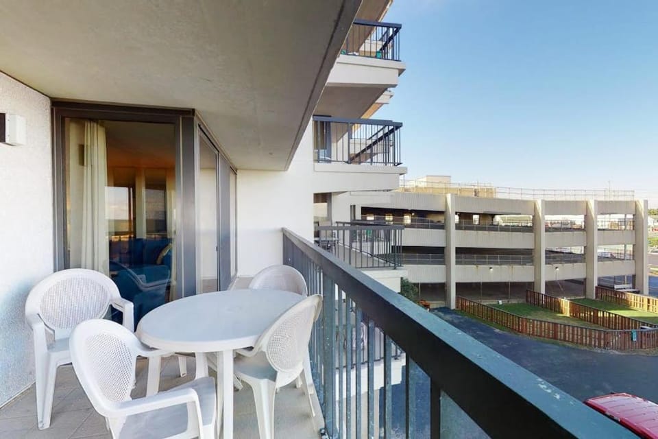 Convenient condo near the beach with balcony pools gym & sauna House in Ocean City