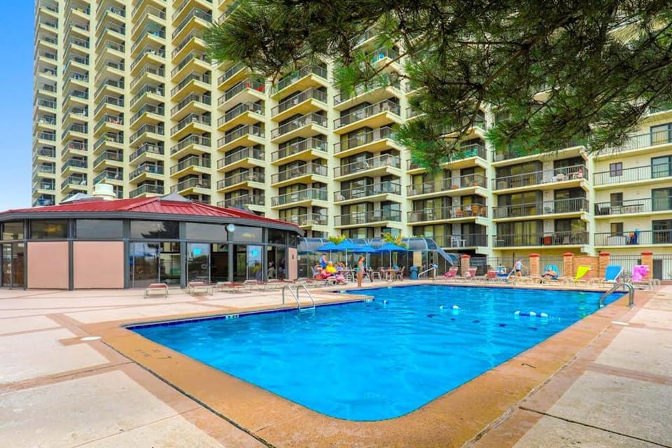 Convenient condo near the beach with balcony pools gym & sauna House in Ocean City