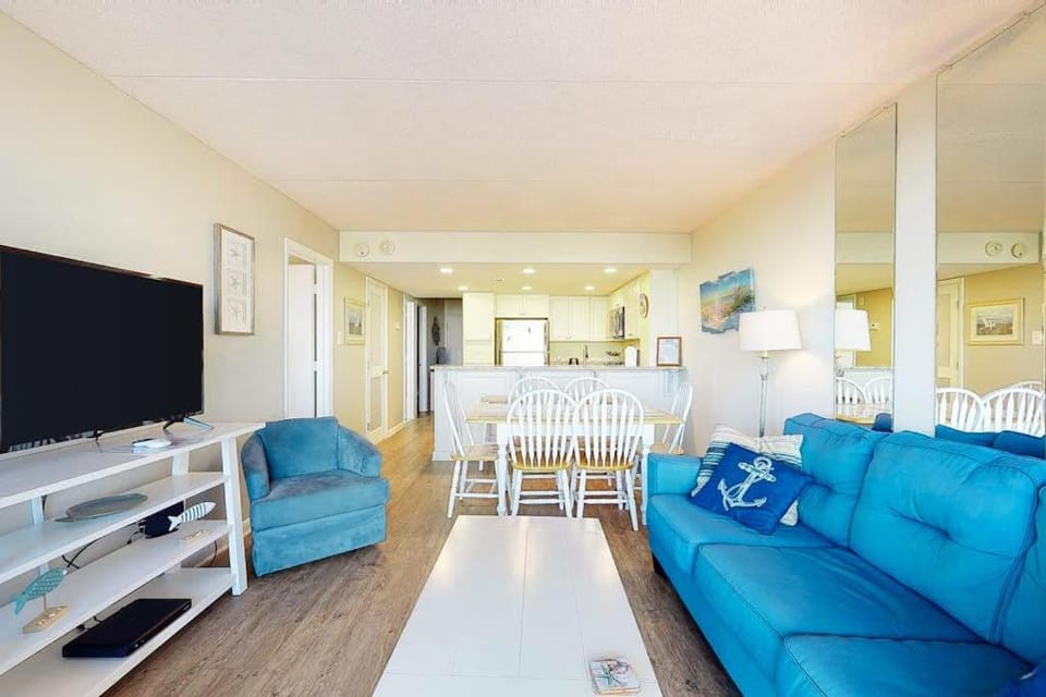 Convenient condo near the beach with balcony pools gym & sauna House in Ocean City