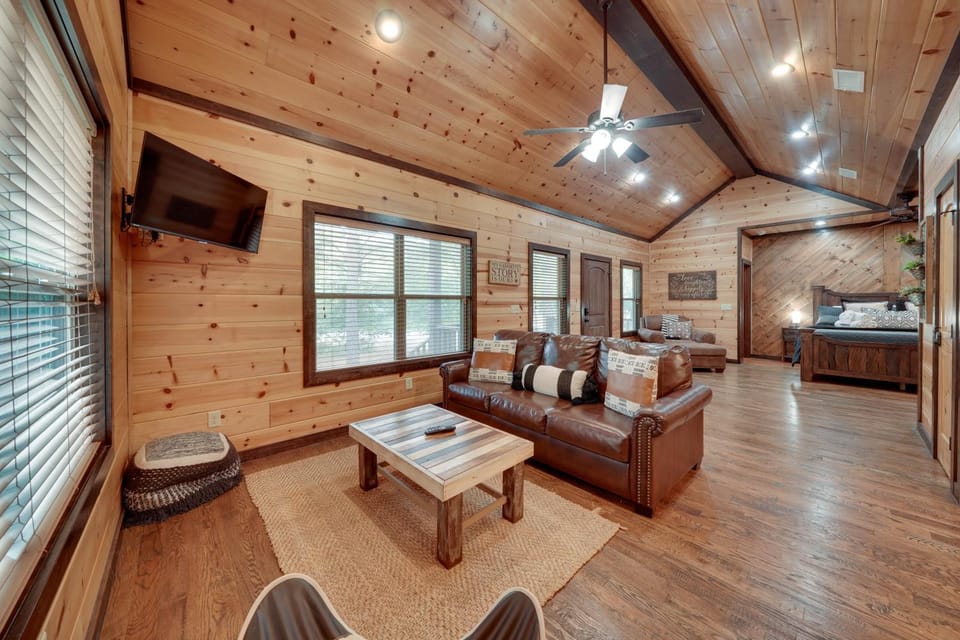 4 Mi to Broken Bow Lake! Cozy Retreat w/ Hot Tub Apartment in Oklahoma