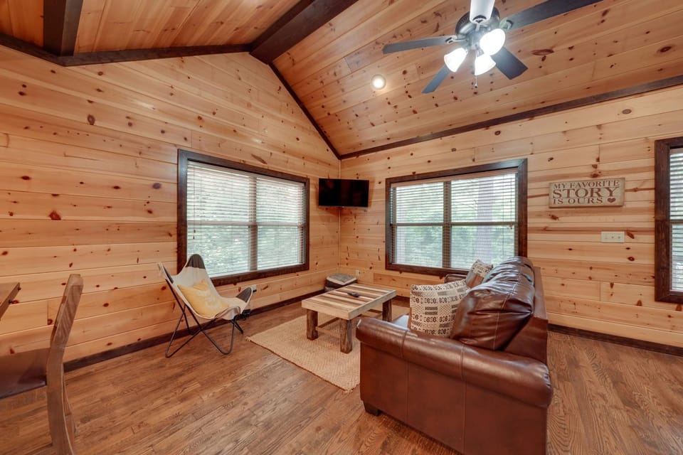 4 Mi to Broken Bow Lake! Cozy Retreat w/ Hot Tub Apartment in Oklahoma
