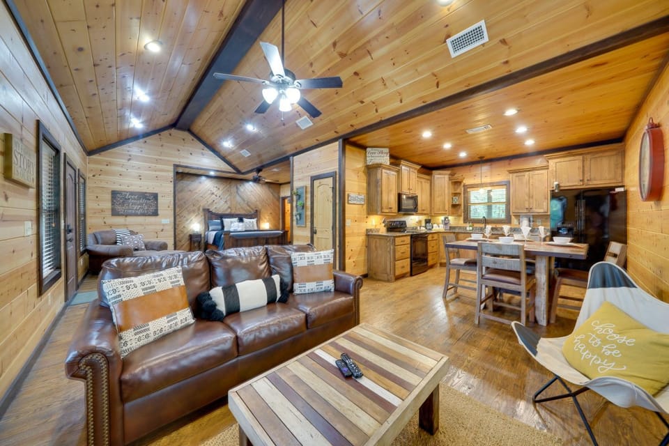 4 Mi to Broken Bow Lake! Cozy Retreat w/ Hot Tub Apartment in Oklahoma