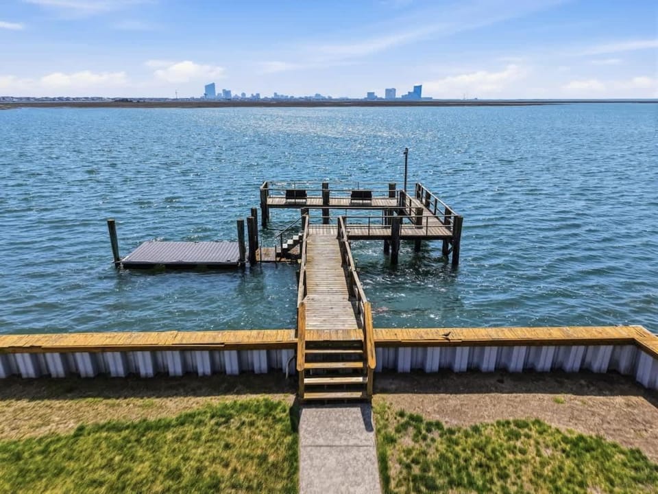 Waterfront Views & Boat Dock Spacious Home on Bay House in Brigantine