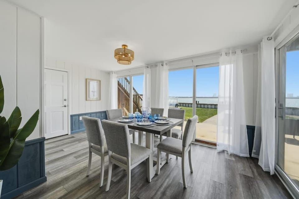Waterfront Getaway on the Bay - Boat Dock & Deck House in Brigantine