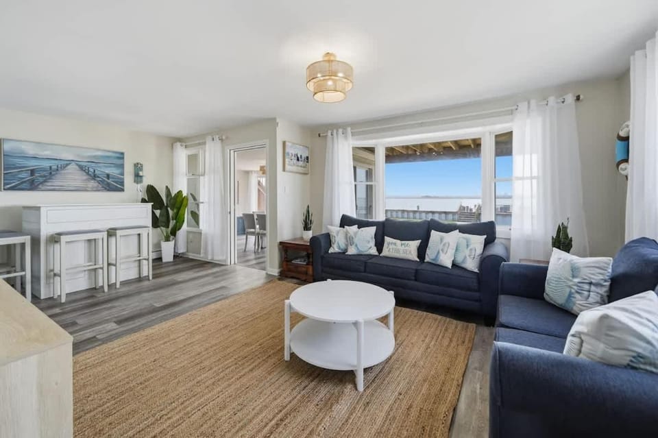 Waterfront Getaway on the Bay - Boat Dock & Deck House in Brigantine
